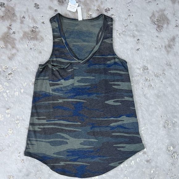 NWT altar’d state V Neck Muscle Tee Rounded Hem with Pocket💗 - Picture 2 of 5